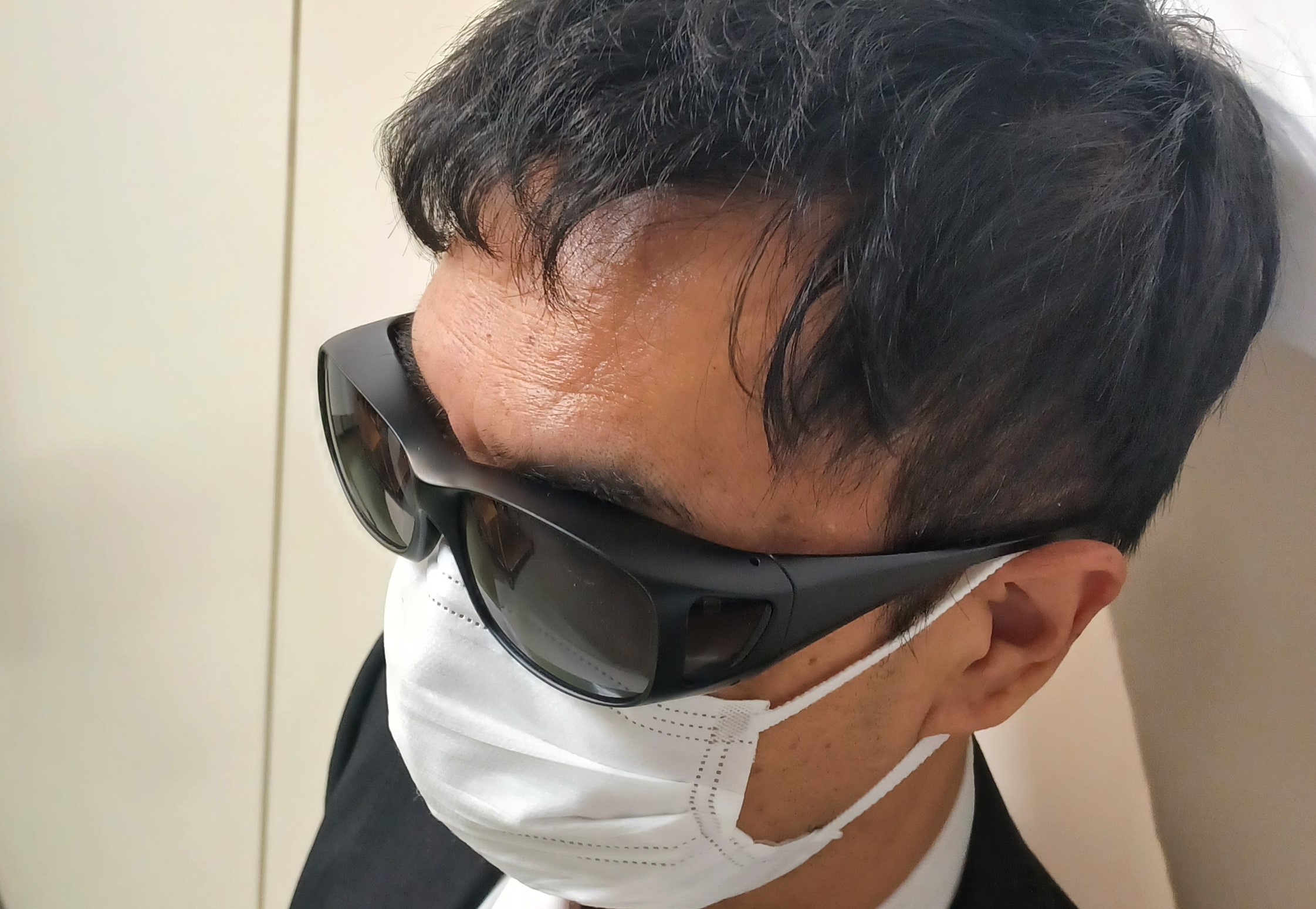 メガネの上から掛けられる遮光眼鏡オーバーグラス「Viewnal 