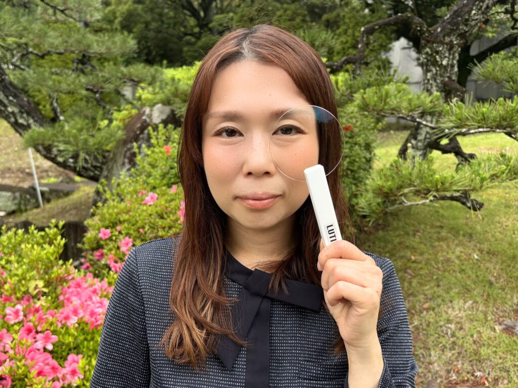 ルティーナを目元にかざした女性の画像