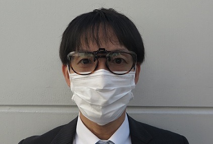 ナイトグラスLEDを装用している男性