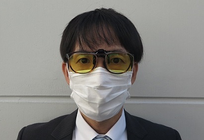 アリアーテトレス スパーキーイエローを装用している男性