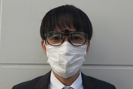 ナイトビューを装用している男性