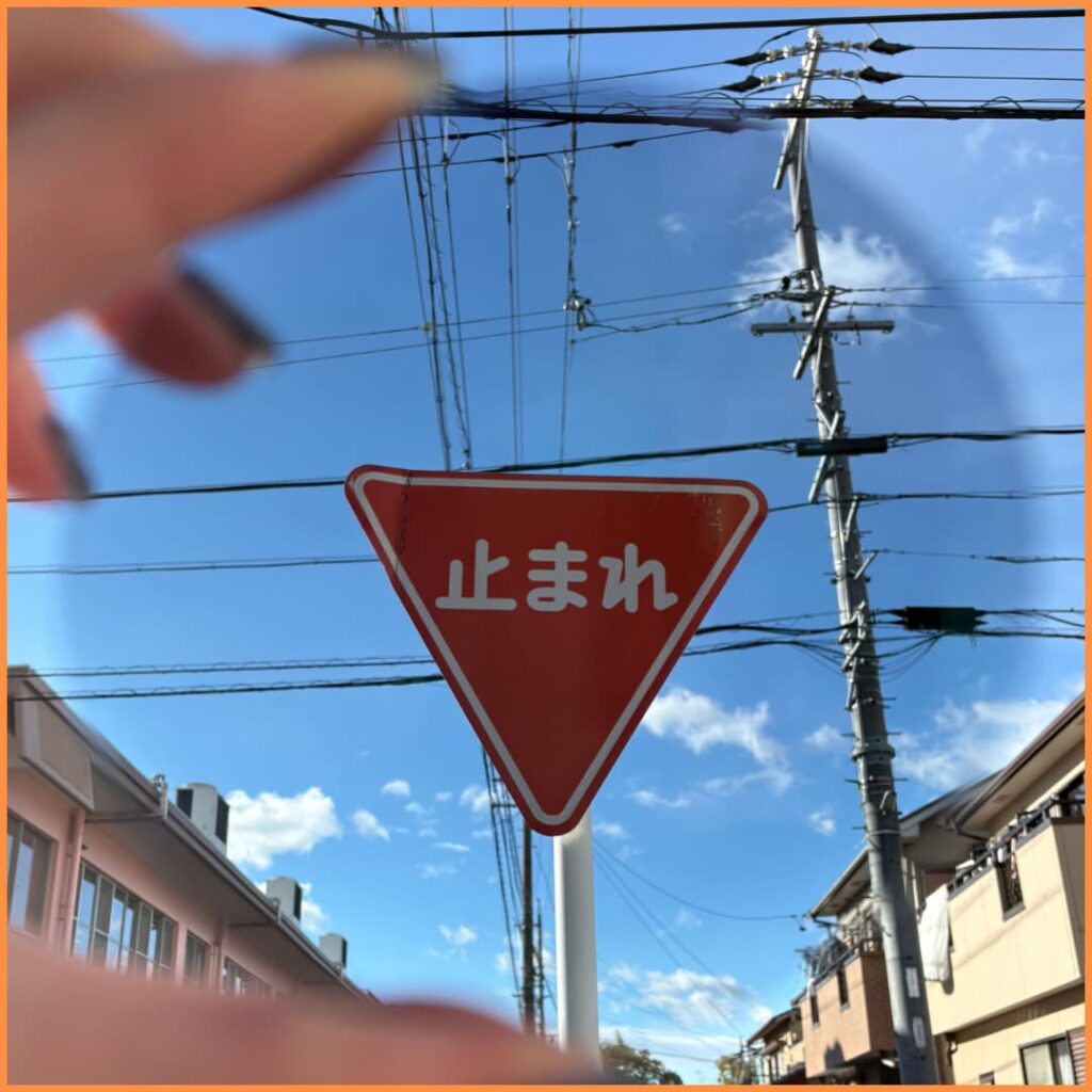 カラーレンズ濃度による標識の見え方比較。トゥルーグレイ50％、昼間の見え方、運転OK。