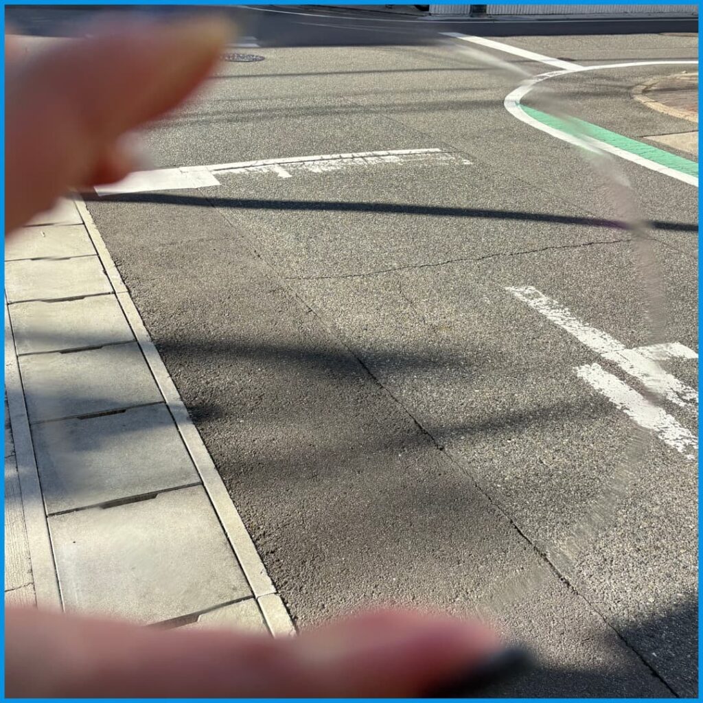 カラーレンズ濃度による白線の見え方比較。染色していないレンズ、昼間の見え方、運転OK。