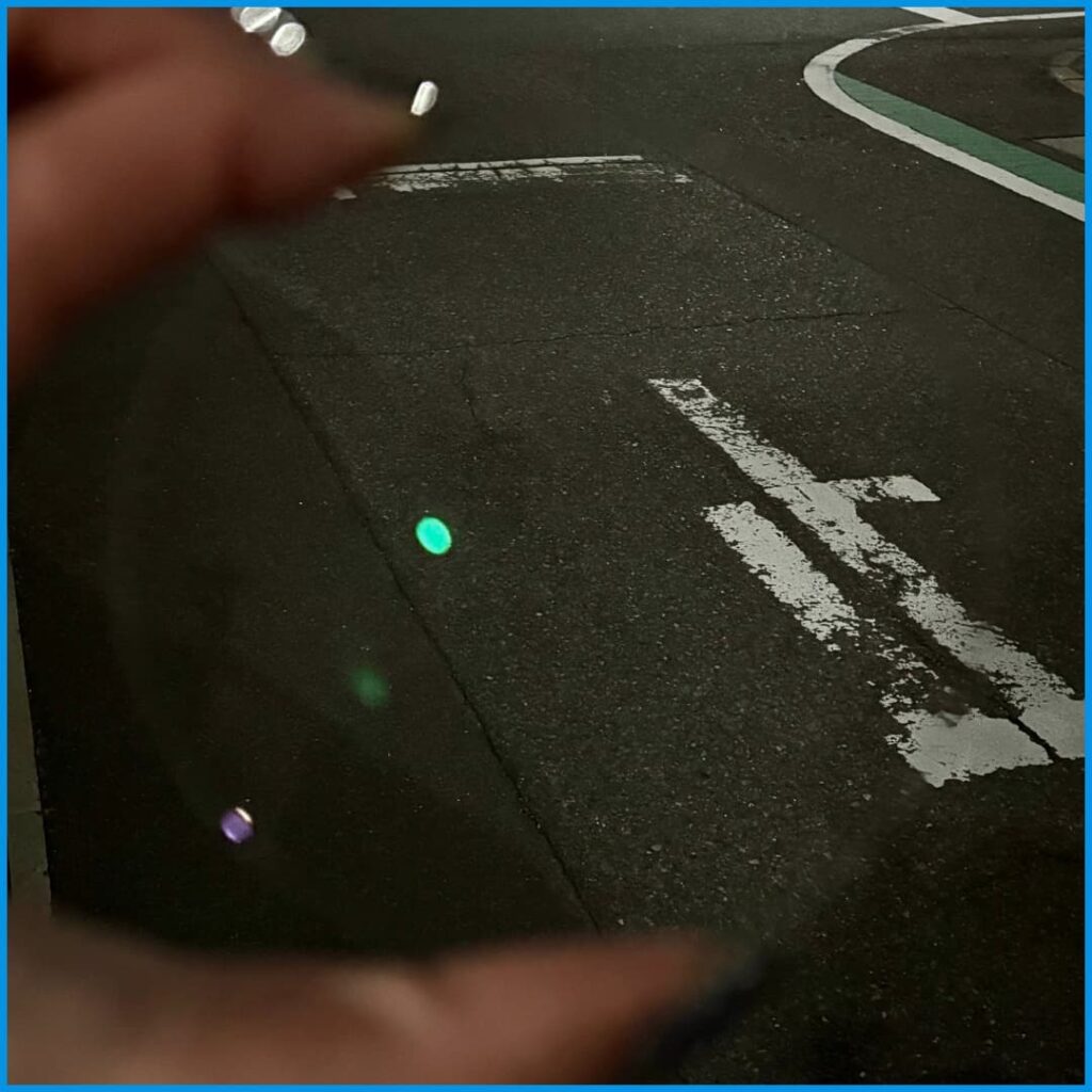 カラーレンズ濃度による白線の見え方比較。染色していないレンズ、夜間の見え方、運転OK。