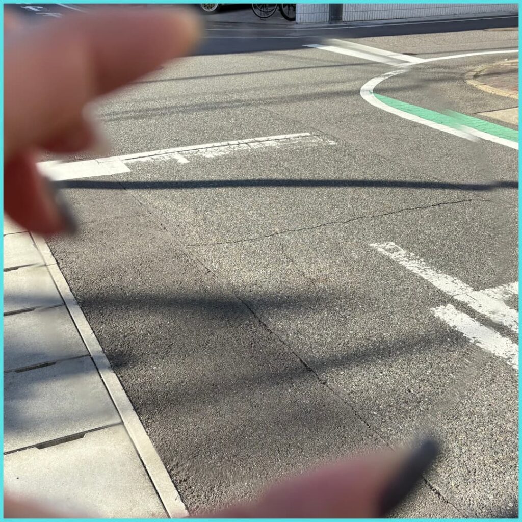 カラーレンズ濃度による白線の見え方比較。トゥルーグレイ15％、昼間の見え方、運転OK。