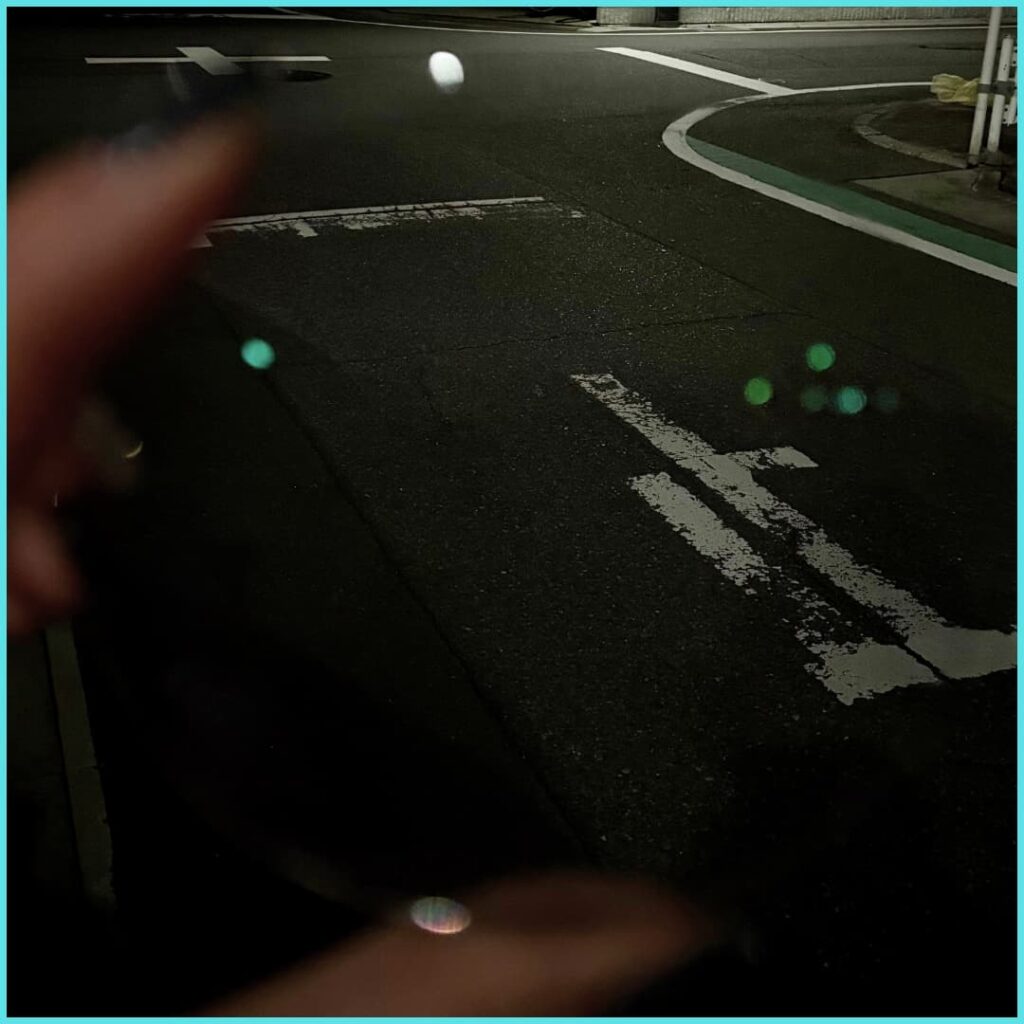 カラーレンズ濃度による白線の見え方比較。トゥルーグレイ15％、夜間の見え方、運転OK。