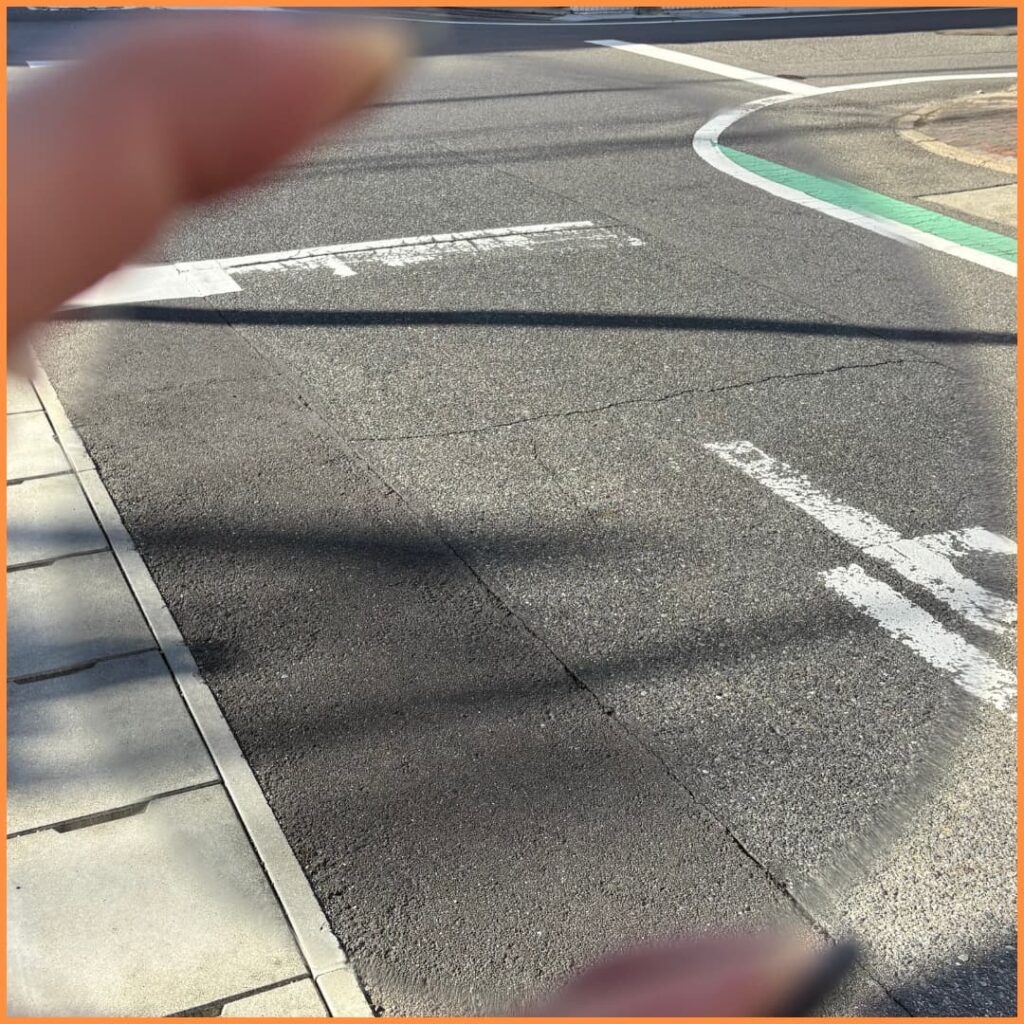 カラーレンズ濃度による白線の見え方比較。トゥルーグレイ50％、昼間の見え方、運転OK。