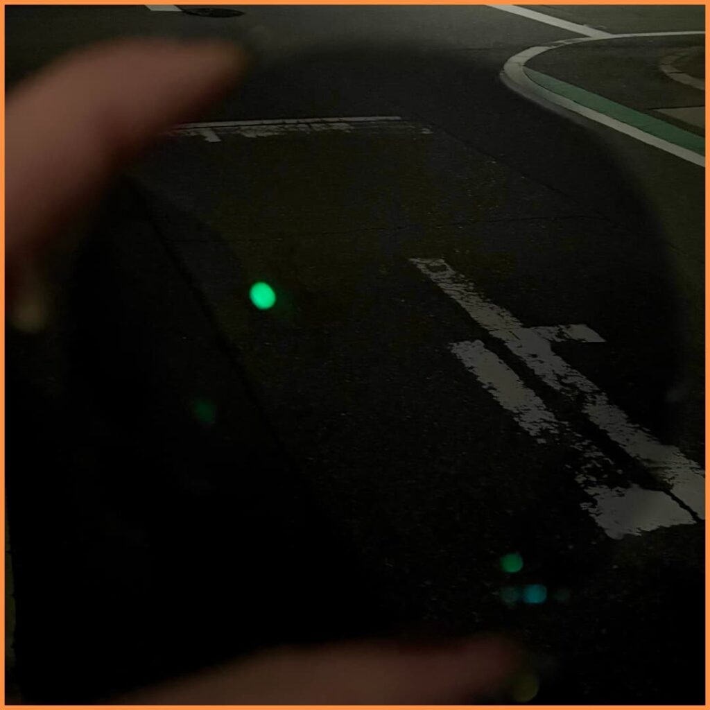 カラーレンズ濃度による白線の見え方比較。トゥルーグレイ50％、夜間の見え方、夜間運転NG。