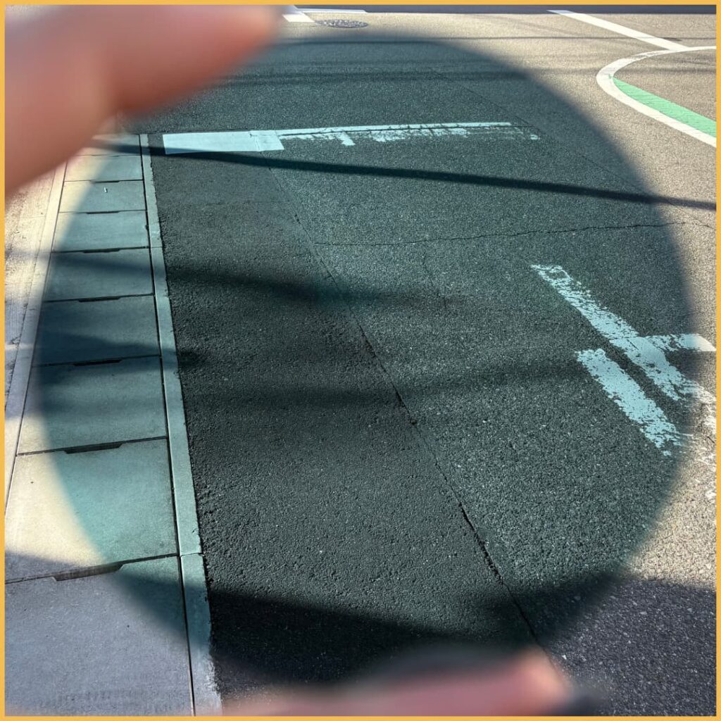 カラーレンズ濃度による白線の見え方比較。スモーク85％、昼間の見え方、運転OK。