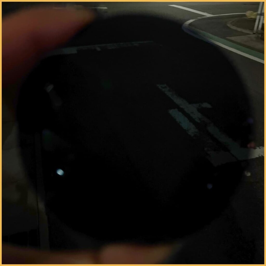 カラーレンズ濃度による白線の見え方比較。スモーク85％、夜間の見え方、夜間運転NG。