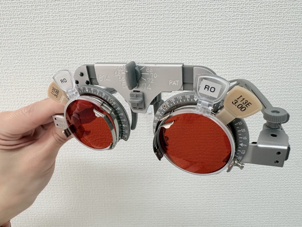 検眼枠にROと遠近両用検眼レンズを装着した状態