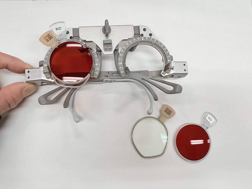 検眼枠にROと遠近両用検眼レンズを装着した状態
