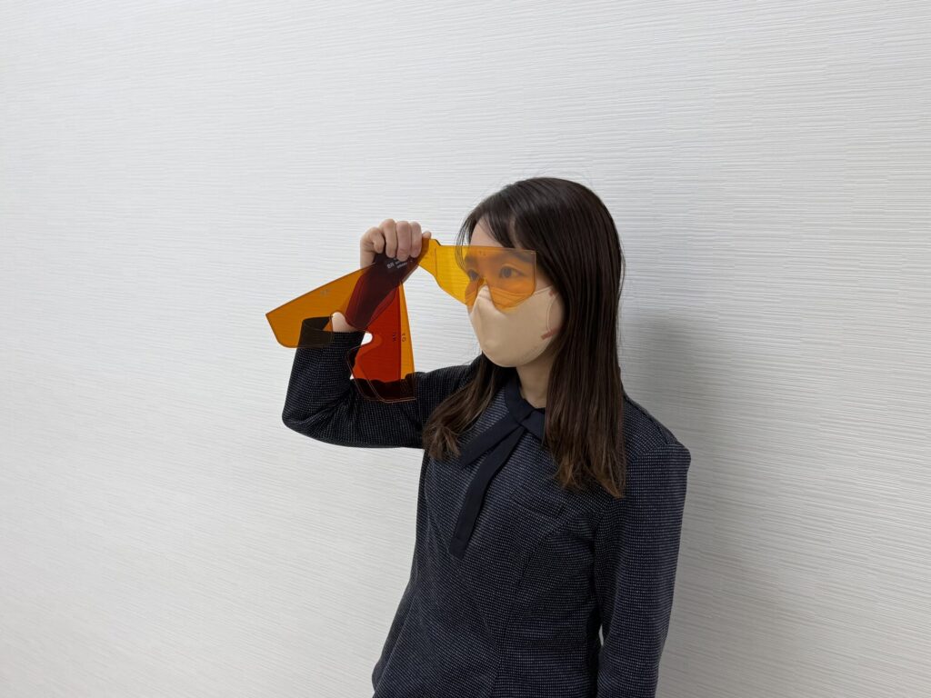 STGフルトライアルキットを使用して遮光眼鏡YLを試している