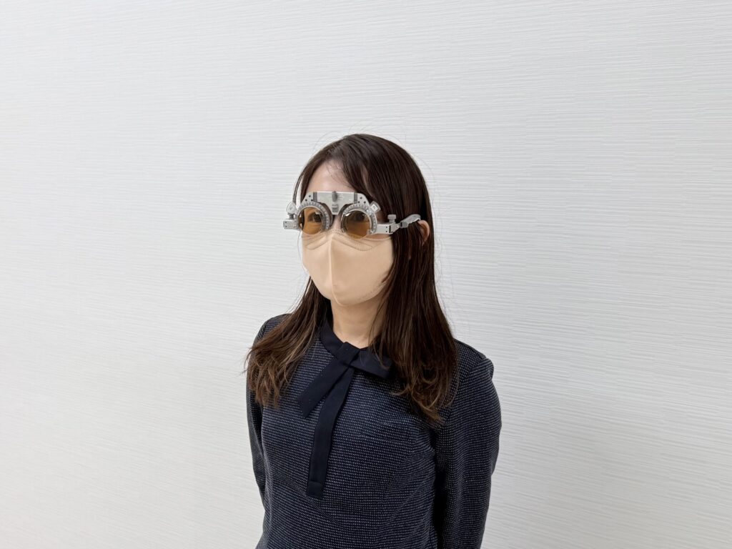 遮光眼鏡のカラーFLを装用している