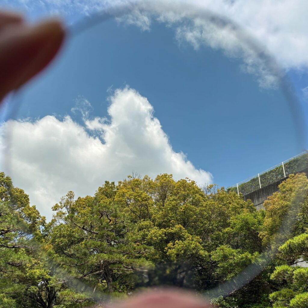 フィールグレーのレンズ越しの見え方の写真。
