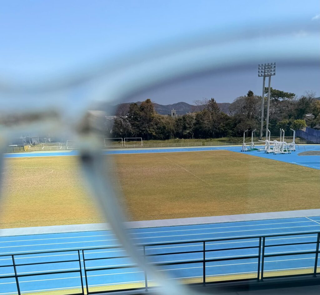 メテオグレー(青色のトラック×サングラスのカラーの見え方)