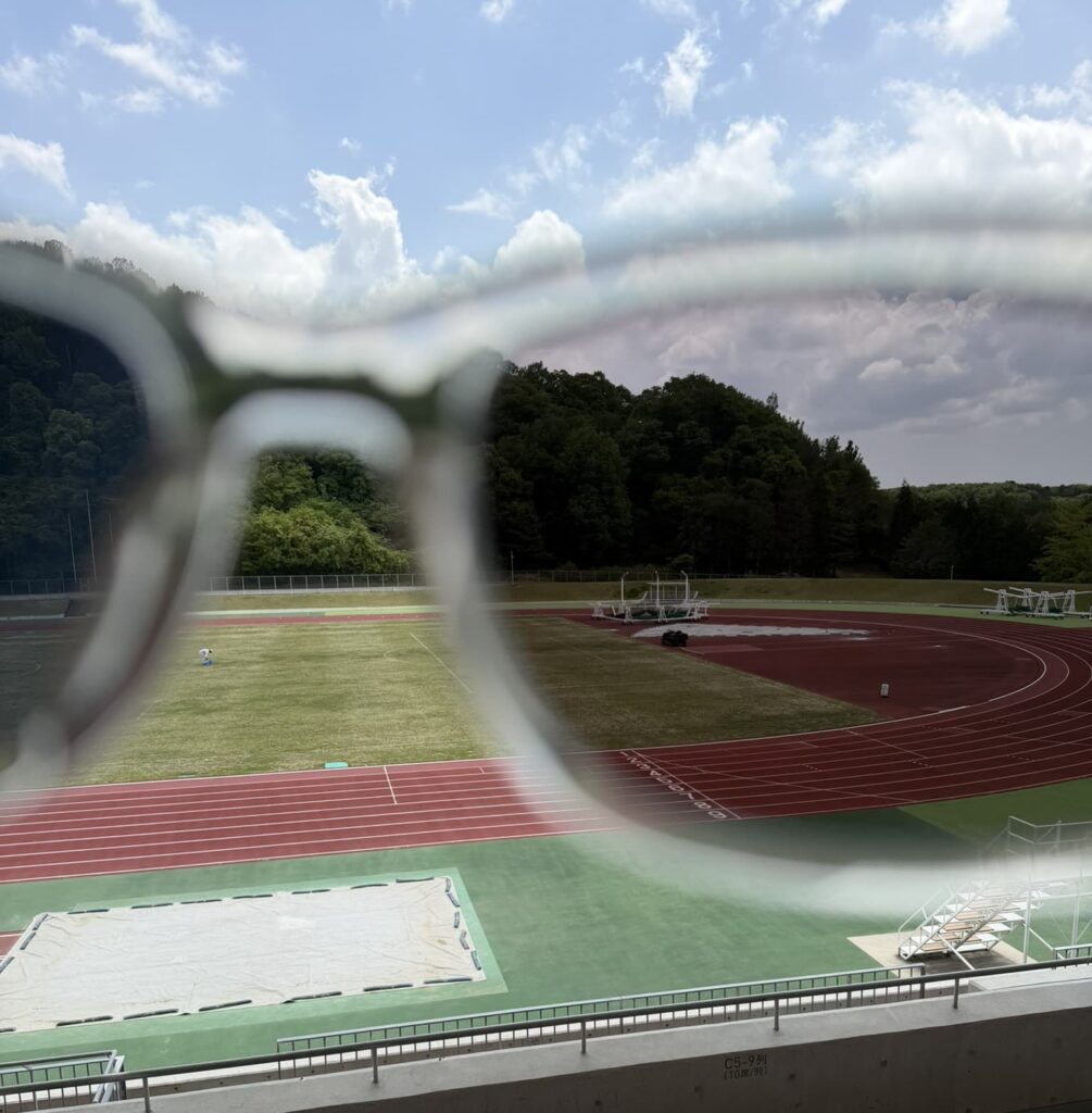 メテオグレー(赤色のトラック×サングラスのカラーの見え方)