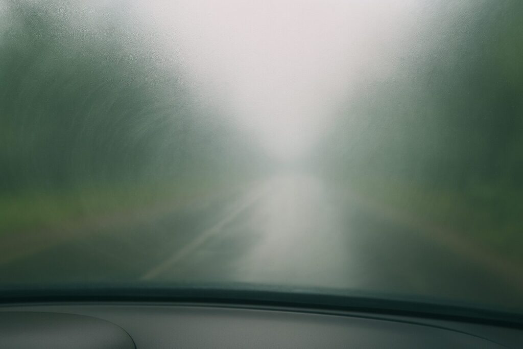 車内のくもりによる視界不良の様子を表した画像