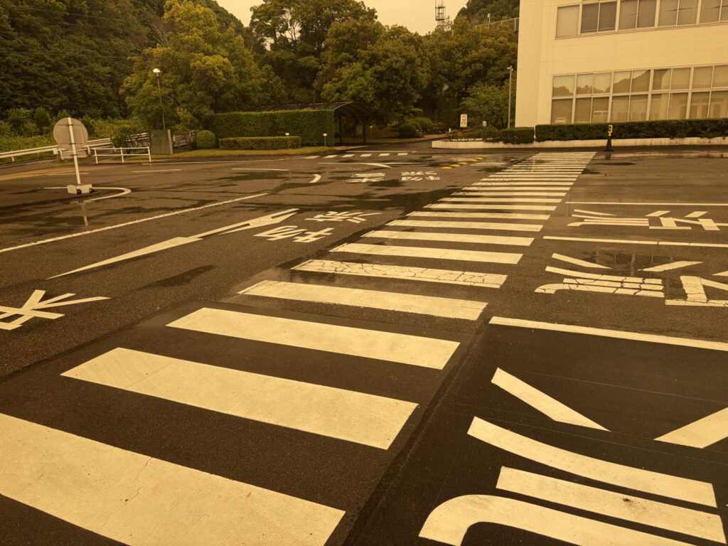 雨の日に偏光レンズ(ファイアブリック)を装用した見え方