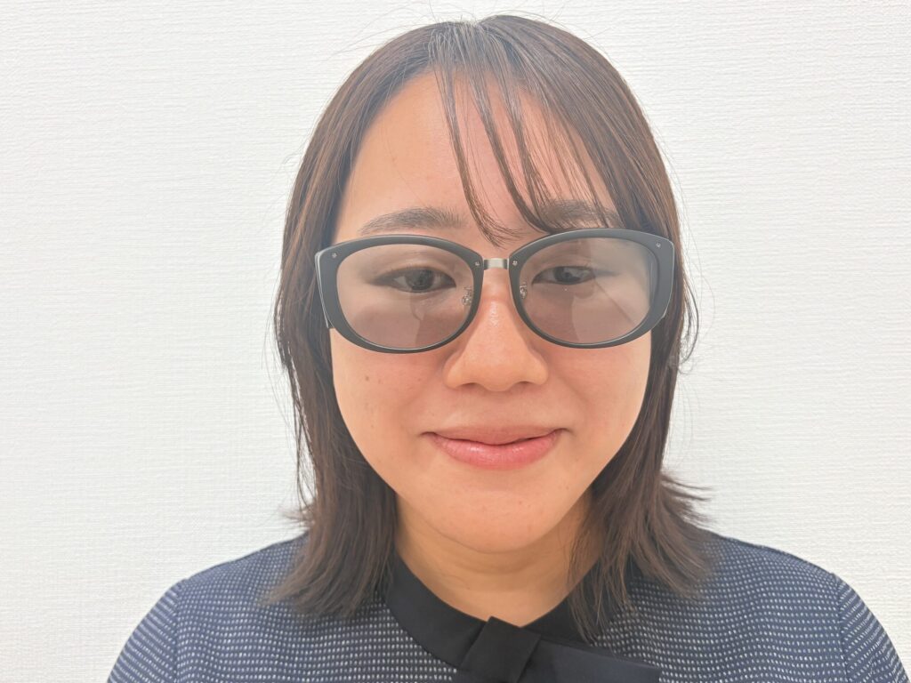 アイリア カラー:LGを装用した正面画像