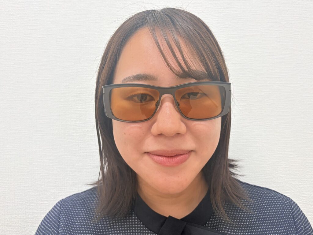 ルミレス ラージ カラー:FLを装用した正面画像