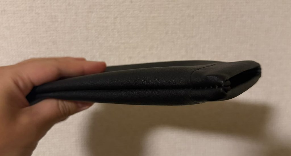 『偏光調光グラス』のケースの薄さが分かる画像